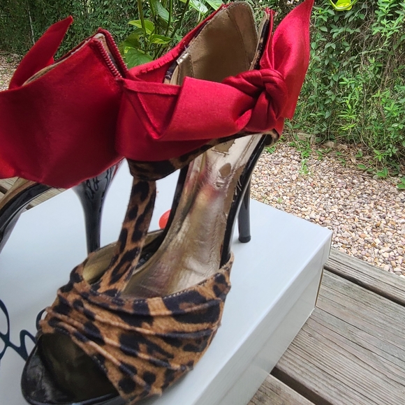 Leopard Bow Heels - Picture 2 of 3